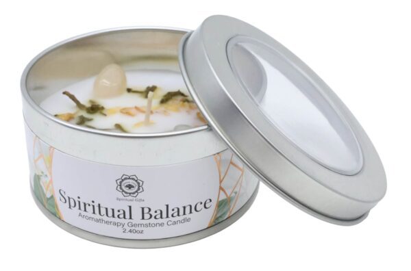 Apportez harmonie et sérénité à votre intérieur avec la bougie Green Tree "Équilibre Spirituel". Chaque bougie est fabriquée à la main en Inde, ce qui en fait un produit unique et authentique. Elle allie l’élégance des cristaux de roche et la délicatesse des fleurs de jasmin séchées pour créer une expérience sensorielle complète, à la fois visuelle et olfactive. La paraffine de haute qualité et la mèche en coton assurent une combustion régulière et propre, permettant de profiter pleinement de ses vertus apaisantes.