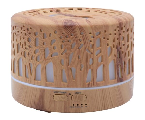 Apportez une véritable bulle de bien-être à votre intérieur avec le Diffuseur d’Huiles Essentielles Bois Forêt Rond 16 cm. Inspiré de la nature, son design élégant effet bois s’intègre parfaitement dans toutes les décorations, qu’elles soient modernes, zen ou minimalistes. Plus qu’un simple objet décoratif, ce diffuseur combine beauté et fonctionnalité pour transformer vos espaces en lieux de détente et d’harmonie.