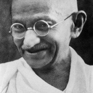 Mahatma Gandhi est reconnu dans le monde entier pour sa lutte pacifique contre l’oppression et son engagement en faveur de la paix et de la justice sociale. Bien qu’il n’ait jamais reçu le Prix Nobel de la paix, son influence aurait largement mérité cette reconnaissance. Sa vie illustre comment la désobéissance civile peut devenir un outil puissant contre l’injustice et le racisme, et comment la lutte pacifique mène à des réformes durables. Gandhi et la désobéissance civile La désobéissance civile était au cœur de la stratégie de Gandhi. Face à des lois injustes imposées par l’Empire britannique, il encourageait les citoyens à refuser de coopérer avec l’oppression sans recourir à la violence. Ces actes pacifiques ont démontré que l’on peut contester les injustices structurelles tout en respectant les principes éthiques. Gandhi et la lutte contre le racisme Avant même son rôle dans l’indépendance de l’Inde, Gandhi a combattu le racisme en Afrique du Sud. Il défendait les droits des Indiens vivant dans ce pays et dénonçait les discriminations légales et sociales. Sa lutte non-violente contre le racisme a inspiré de nombreux leaders ultérieurs dans le monde entier. Abolition et justice sociale L’engagement de Gandhi s’inscrivait également dans un mouvement plus large pour l’abolition de toutes les formes d’oppression et d’injustice sociale. Qu’il s’agisse du système des castes en Inde ou des discriminations raciales, il défendait l’égalité et la dignité pour tous. Un héritage digne du Prix Nobel de la paix Même si Gandhi n’a jamais reçu le Prix Nobel, son influence sur les mouvements de désobéissance civile et la lutte contre le racisme en fait une figure emblématique de la paix et de la justice. Son héritage continue d’inspirer les défenseurs des droits humains et ceux qui aspirent à un monde sans violence.