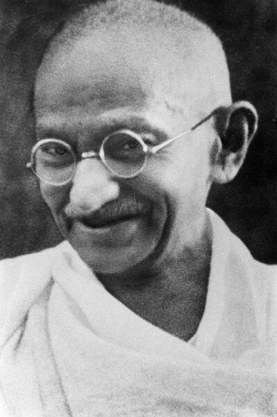 Mahatma Gandhi est reconnu dans le monde entier pour sa lutte pacifique contre l’oppression et son engagement en faveur de la paix et de la justice sociale. Bien qu’il n’ait jamais reçu le Prix Nobel de la paix, son influence aurait largement mérité cette reconnaissance. Sa vie illustre comment la désobéissance civile peut devenir un outil puissant contre l’injustice et le racisme, et comment la lutte pacifique mène à des réformes durables. Gandhi et la désobéissance civile La désobéissance civile était au cœur de la stratégie de Gandhi. Face à des lois injustes imposées par l’Empire britannique, il encourageait les citoyens à refuser de coopérer avec l’oppression sans recourir à la violence. Ces actes pacifiques ont démontré que l’on peut contester les injustices structurelles tout en respectant les principes éthiques. Gandhi et la lutte contre le racisme Avant même son rôle dans l’indépendance de l’Inde, Gandhi a combattu le racisme en Afrique du Sud. Il défendait les droits des Indiens vivant dans ce pays et dénonçait les discriminations légales et sociales. Sa lutte non-violente contre le racisme a inspiré de nombreux leaders ultérieurs dans le monde entier. Abolition et justice sociale L’engagement de Gandhi s’inscrivait également dans un mouvement plus large pour l’abolition de toutes les formes d’oppression et d’injustice sociale. Qu’il s’agisse du système des castes en Inde ou des discriminations raciales, il défendait l’égalité et la dignité pour tous. Un héritage digne du Prix Nobel de la paix Même si Gandhi n’a jamais reçu le Prix Nobel, son influence sur les mouvements de désobéissance civile et la lutte contre le racisme en fait une figure emblématique de la paix et de la justice. Son héritage continue d’inspirer les défenseurs des droits humains et ceux qui aspirent à un monde sans violence.