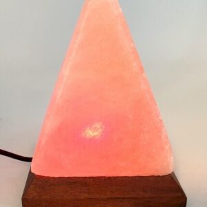 Cette Mini Lampe de Sel USB Pyramide est un objet décoratif et de bien-être qui combine design moderne et lumière apaisante. Sculptée en forme de pyramide, elle offre une esthétique originale tout en conservant la pureté naturelle du sel extrait des mines du Pakistan.