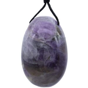 Cet Œuf de Yoni en Améthyste est un accessoire de bien-être intime et spirituel, réservé aux femmes, qui s’inspire d’une pratique ancestrale. Utilisé depuis des siècles dans différentes cultures, il a pour vocation de renforcer et de tonifier le périnée, une zone musculaire essentielle trop souvent négligée. Symbole de féminité et de fertilité, l’œuf de Yoni allie travail corporel, soin énergétique et reconnexion avec soi.