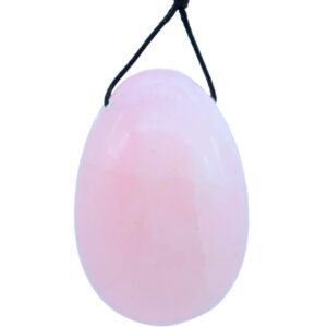 Cet Œuf de Yoni en Quartz Rose est un accessoire de bien-être intime et spirituel, réservé aux femmes, inspiré d’une pratique ancestrale. Utilisé depuis des siècles dans différentes cultures, il a pour vocation de renforcer et de tonifier le périnée, une zone musculaire essentielle trop souvent négligée. Symbole de féminité et de douceur, l’œuf de Yoni allie travail corporel, soin énergétique et reconnexion avec soi.