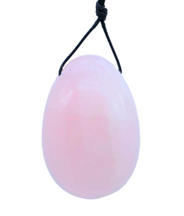 Cet Œuf de Yoni en Quartz Rose est un accessoire de bien-être intime et spirituel, réservé aux femmes, inspiré d’une pratique ancestrale. Utilisé depuis des siècles dans différentes cultures, il a pour vocation de renforcer et de tonifier le périnée, une zone musculaire essentielle trop souvent négligée. Symbole de féminité et de douceur, l’œuf de Yoni allie travail corporel, soin énergétique et reconnexion avec soi.
