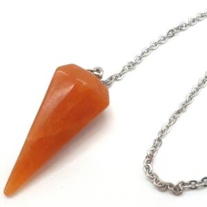 Ce pendule à facettes en Aventurine orange est un outil à la fois élégant, pratique et énergétique, idéal pour la radiesthésie, la méditation, le développement personnel ou toute pratique liée au bien-être. La pierre naturelle d’aventurine orange est reconnue pour ses propriétés stimulantes et dynamisantes. Elle favorise la créativité, la motivation, la confiance en soi et aide à libérer les blocages émotionnels. Elle est également utilisée pour renforcer l’énergie vitale et soutenir un état d’esprit positif.