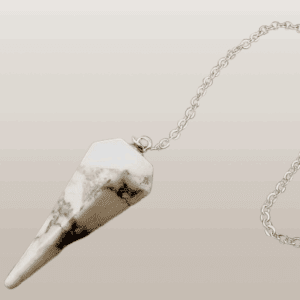 Pendule facettes Howlite 3,5 cm avec chaînette et boule 6 mm. Idéal pour radiesthésie, méditation, relaxation et développement personnel.