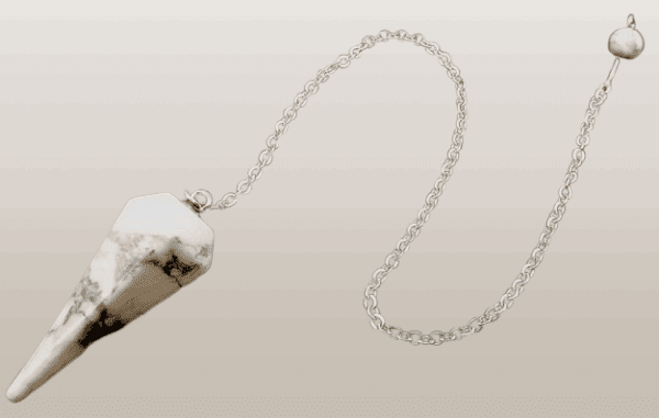 Ce pendule à facettes en howlite est un outil élégant et énergétique, idéal pour la radiesthésie, la méditation et le développement personnel. La howlite est une pierre naturelle reconnue pour ses vertus apaisantes et harmonisantes. Elle favorise la sérénité, la patience et la maîtrise émotionnelle, tout en aidant à réduire le stress et l’anxiété. Elle est également utilisée pour clarifier les pensées, stimuler la concentration et soutenir les pratiques méditatives ou de relaxation.