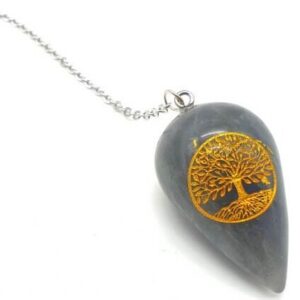 Ce pendule gravé Arbre de Vie en labradorite est un outil à la fois esthétique et énergétique, idéal pour la pratique de la radiesthésie, la méditation ou simplement comme objet de bien-être. Sa pierre naturelle de labradorite est réputée pour ses propriétés protectrices et stabilisantes, favorisant l’intuition et la clarté mentale.