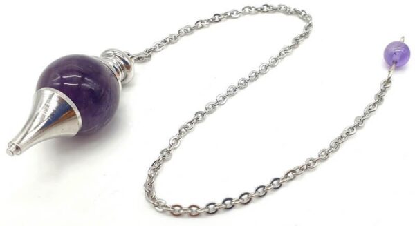 Ce pendule sphère en améthyste est un outil à la fois esthétique, spirituel et énergétique, idéal pour la radiesthésie, la méditation et les pratiques de développement personnel. L’améthyste est une pierre naturelle réputée pour ses propriétés apaisantes et purifiantes. Elle favorise la sérénité, la clarté mentale, l’équilibre émotionnel et la protection contre les énergies négatives. Connue depuis l’Antiquité pour ses vertus spirituelles, l’améthyste est également utilisée pour renforcer l’intuition et faciliter la méditation.
