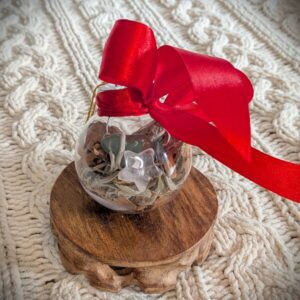 Autel de Yule décoré avec bougies, pierres et éléments du Sabbat.