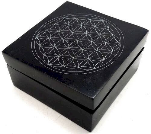 La Fleur de Vie, symbole intemporel d’harmonie et de création universelle, rayonne ici toute sa puissance vibratoire. Elle invite à la régénération, à la connexion à l’énergie vitale et à l’équilibre intérieur. Chaque boîte, minutieusement sculptée en Inde et sélectionnée par Esogifts, est une pièce unique, reflet du savoir-faire artisanal et de la beauté brute de la pierre naturelle. Fabriquée en saponite, cette pierre douce et soyeuse est reconnue pour ses vertus apaisantes. Elle favorise la relaxation, la sérénité et la purification des énergies environnantes. La saponite aide à calmer les tensions, à recentrer l’esprit et à maintenir une atmosphère paisible dans votre intérieur. Grâce à ses propriétés énergétiques, elle agit également comme un support idéal pour vos objets spirituels, amplifiant leur vibration et leur rayonnement.