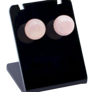Sur le plan spirituel, le Quartz Rose est associé au chakra du cœur, centre de l’amour et des émotions. Il encourage la guérison intérieure, la bienveillance envers soi-même et la réconciliation avec les autres. Ses énergies se relient aux éléments de l’eau et de l’air, symboles de fluidité, de douceur et de légèreté émotionnelle. Cette pierre harmonise les relations, renforce les liens affectifs et inspire une attitude d’ouverture et de compassion. Ces boucles d’oreilles conviennent particulièrement aux natifs du Taureau, de la Balance, du Cancer, du Verseau, du Bélier et du Lion, qui trouveront dans le Quartz Rose un soutien naturel à leur équilibre émotionnel. Avec une dureté de 7 sur l’échelle de Mohs, cette pierre fine appartenant à la famille des quartz offre une belle résistance tout en conservant son éclat délicat.