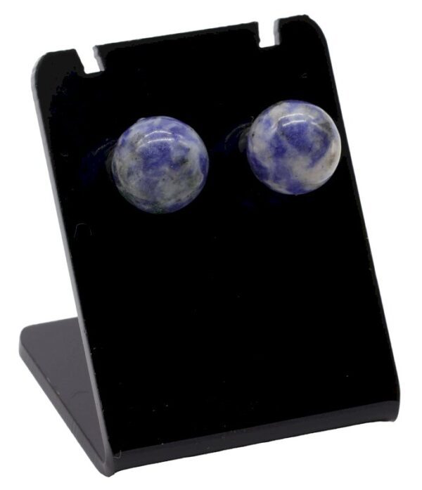 Boucles d’oreilles avec perles de sodalite bleue de 10 mm, pierre naturelle favorisant clarté mentale, créativité et équilibre émotionnel.