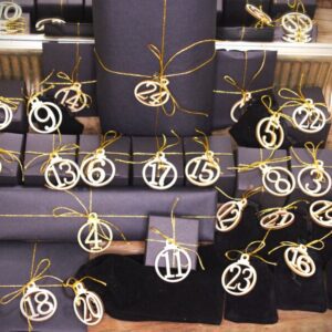 Plongez dans un voyage mystique jusqu’au 24 décembre avec notre Calendrier de l’Avent Ésotérique, une expérience unique pensée pour éveiller vos énergies, nourrir votre spiritualité et transformer chaque jour en un véritable rituel sacré. Chaque case renferme un trésor ésotérique soigneusement sélectionné, conçu pour harmoniser, purifier et renforcer votre connexion avec l’univers. Que vous soyez adepte de la spiritualité ou simplement curieux de découvrir le monde mystique, ce calendrier vous offre 24 surprises magiques, créant une expérience quotidienne riche en découvertes et en émotions.