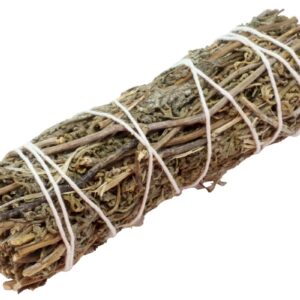 Le fagot de Sauge Shasta est une plante sacrée originaire du nord de la Californie, dans la région du mont Shasta, lieu reconnu pour sa forte énergie spirituelle et ses vibrations uniques. Très utilisée en chamanisme, la Sauge Shasta est appréciée pour ses vertus purificatrices et apaisantes. Elle permet de créer un espace harmonieux, propice à la méditation, à la relaxation et aux rituels spirituels. Récoltée de manière respectueuse dans une région où l’énergie du Yin est particulièrement forte, la Sauge Shasta partage de nombreuses propriétés avec la sauge bleue. Elle dégage un parfum doux et équilibré, capable de favoriser la clarté mentale, la paix intérieure et l’harmonie dans votre environnement. Brûlée en fagot, elle aide à éliminer les énergies stagnantes et à protéger les lieux des influences négatives.