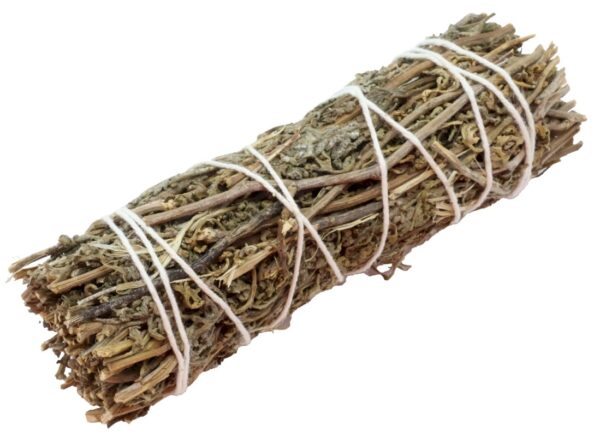 Le fagot de Sauge Shasta est une plante sacrée originaire du nord de la Californie, dans la région du mont Shasta, lieu reconnu pour sa forte énergie spirituelle et ses vibrations uniques. Très utilisée en chamanisme, la Sauge Shasta est appréciée pour ses vertus purificatrices et apaisantes. Elle permet de créer un espace harmonieux, propice à la méditation, à la relaxation et aux rituels spirituels. Récoltée de manière respectueuse dans une région où l’énergie du Yin est particulièrement forte, la Sauge Shasta partage de nombreuses propriétés avec la sauge bleue. Elle dégage un parfum doux et équilibré, capable de favoriser la clarté mentale, la paix intérieure et l’harmonie dans votre environnement. Brûlée en fagot, elle aide à éliminer les énergies stagnantes et à protéger les lieux des influences négatives.