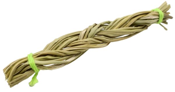 Le foin d’odeur tressé, aussi appelé Sweetgrass ou Herbe sacrée, est une plante spirituelle ancestrale utilisée depuis des siècles pour la purification énergétique et la protection. Tressé à la main avec soin, ce foin d’odeur naturel dégage un parfum doux, sucré et apaisant qui favorise la sérénité, la clarté d’esprit et l’harmonie intérieure. Brûlé en encens ou suspendu dans un espace de vie, le foin d’odeur purifie les énergies, éloigne les influences négatives et attire les vibrations bienveillantes. Son arôme délicat crée une atmosphère paisible, parfaite pour accompagner vos moments de méditation, de relaxation ou de rituels spirituels. Utilisé seul ou en association avec la sauge blanche, le palo santo ou le cèdre, le foin d’odeur tressé est un allié idéal pour nettoyer énergétiquement un lieu, se recentrer ou simplement profiter de son parfum naturel et réconfortant.