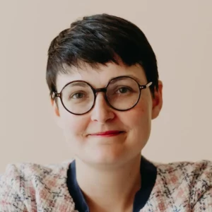 Portrait de Louise, géobiologue et énergéticienne, spécialisée dans l’harmonisation des lieux et la géobiologie.