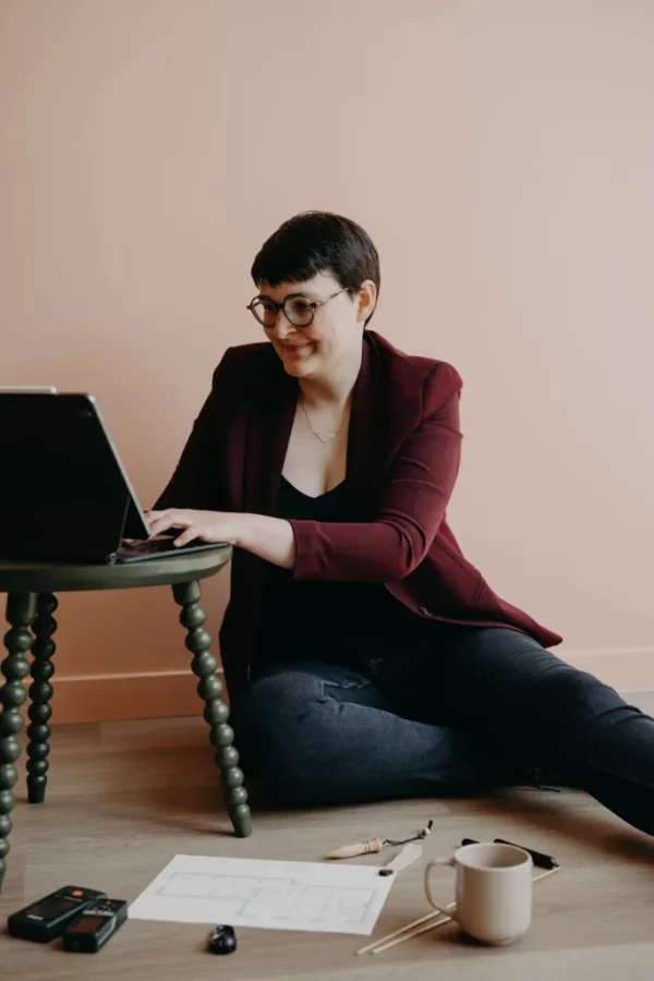 Louise, géobiologue et énergéticienne, souriante dans un environnement naturel. Ancienne architecte d’intérieur, elle accompagne aujourd’hui les particuliers et les professionnels à réharmoniser leurs lieux de vie grâce à la géobiologie, en reliant énergie de la Terre et équilibre intérieur.