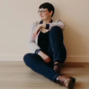 Rencontre avec Louise, géobiologue et énergéticienne. Elle nous explique comment les lieux influencent notre bien-être, ce qu’est la géobiologie, et comment réharmoniser l’énergie de son habitat pour retrouver équilibre et sérénité.