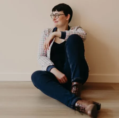 Rencontre avec Louise, géobiologue et énergéticienne. Elle nous explique comment les lieux influencent notre bien-être, ce qu’est la géobiologie, et comment réharmoniser l’énergie de son habitat pour retrouver équilibre et sérénité.