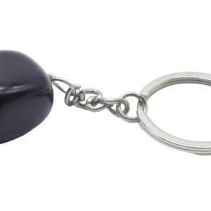 Découvrez ce porte-clés en obsidienne noire, une pierre naturelle roulée issue d’une roche volcanique formée par le refroidissement rapide de la lave riche en silice. Chaque pierre présente une brillance noire profonde et mystérieuse, qui capte la lumière et attire le regard. Utilisée depuis la Préhistoire pour fabriquer des outils tranchants, des armes et des objets rituels, l’obsidienne est aujourd’hui reconnue pour ses vertus protectrices et spirituelles. Les civilisations mésoaméricaines, comme les Aztèques et les Mayas, la considéraient comme une pierre sacrée, symbole de vérité et de protection.