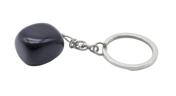 Découvrez ce porte-clés en obsidienne noire, une pierre naturelle roulée issue d’une roche volcanique formée par le refroidissement rapide de la lave riche en silice. Chaque pierre présente une brillance noire profonde et mystérieuse, qui capte la lumière et attire le regard. Utilisée depuis la Préhistoire pour fabriquer des outils tranchants, des armes et des objets rituels, l’obsidienne est aujourd’hui reconnue pour ses vertus protectrices et spirituelles. Les civilisations mésoaméricaines, comme les Aztèques et les Mayas, la considéraient comme une pierre sacrée, symbole de vérité et de protection.