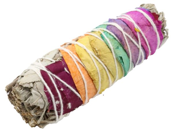 Fagot de Sauge Blanche & 7 Chakras 10 cm – Purification énergétique et harmonisation des chakras avec pétales de rose colorés.