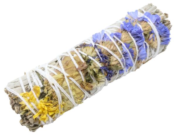Le fagot de Sauge Blanche "Positive Vibes" associe la puissance purificatrice de la sauge blanche à des fleurs aux arômes doux, comme les pâquerettes, limoniums et lilas. Chaque fumigation libère une fumée légère qui purifie les espaces, éloigne les énergies négatives et favorise la bonne humeur ainsi que l’équilibre émotionnel. Idéal pour les rituels spirituels, la méditation ou simplement pour créer une ambiance harmonieuse et positive dans votre intérieur. Allumez l’extrémité du fagot, laissez la fumée se diffuser et passez-la autour de vous pour nettoyer vos énergies personnelles. Éteignez-le dans un récipient résistant à la chaleur pour le réutiliser ultérieurement.