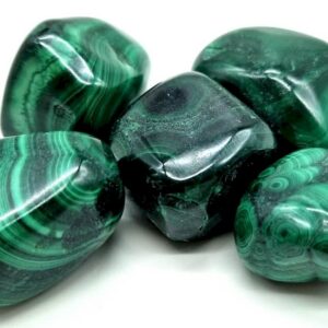Pierre d’harmonie et de puissance, la Malachite est une alliée précieuse pour toutes celles et ceux qui souhaitent avancer sur leur chemin personnel, purifier leurs émotions et renforcer leur ancrage dans une énergie positive et protectrice.
