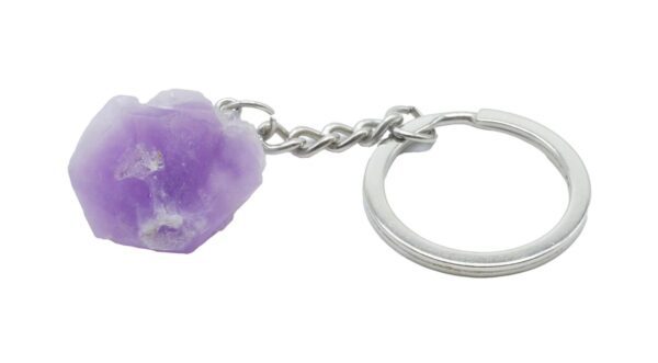 Découvrez ce porte-clés en améthyste, une pierre naturelle brute d’une beauté rare, aux nuances violettes profondes et apaisantes. Chaque pierre est unique, présentant des teintes allant du lilas clair au violet intense, qui captivent la lumière et évoquent la spiritualité et la sagesse. Ce porte-clés associe élégance et bien-être énergétique, idéal à emporter partout avec vous pour bénéficier des vertus protectrices et calmantes de l’améthyste au quotidien.
