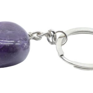 Découvrez ce porte-clés en améthyste, une pierre naturelle roulée d’une beauté éclatante, aux nuances violettes profondes et apaisantes. Chaque pierre est unique, présentant des reflets allant du lilas clair au violet intense, qui captivent la lumière et évoquent la spiritualité et la sagesse. Ce porte-clés associe élégance, douceur et bien-être énergétique. Pratique et raffiné, il vous accompagne partout pour profiter des vertus calmantes et protectrices de l’améthyste au quotidien.