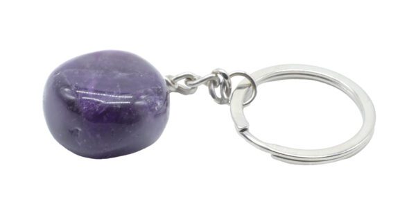 Découvrez ce porte-clés en améthyste, une pierre naturelle roulée d’une beauté éclatante, aux nuances violettes profondes et apaisantes. Chaque pierre est unique, présentant des reflets allant du lilas clair au violet intense, qui captivent la lumière et évoquent la spiritualité et la sagesse. Ce porte-clés associe élégance, douceur et bien-être énergétique. Pratique et raffiné, il vous accompagne partout pour profiter des vertus calmantes et protectrices de l’améthyste au quotidien.