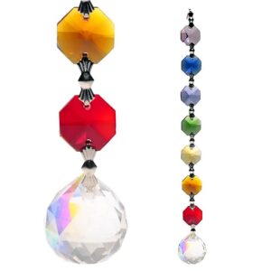 Capteur de soleil Feng Shui en cristal avec 7 cristaux octogonaux représentant les chakras, créant des reflets arc-en-ciel lumineux