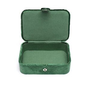 Découvrez ce coffret en velours Lotus, idéal pour les passionnés de tarot divinatoire, de tarots et oracles et d’ésotérisme. Parfait pour ranger vos cartes du tarot, jeux de cartes et jeux divinatoires, il accompagne vos tirages de cartes, qu’il s’agisse d’un tirage en croix, d’un tirage gratuit du tarot, d’un tirage de l’oracle ou d’une consultation de voyance. Chaque arcane, des arcanes majeurs comme le Bateleur aux majeures du Tarot égyptien, peut être interprétée pour explorer le chemin de vie, les significations sentimentales ou pour un tarot amour. Compact et raffiné, il devient l’allié des tarologues, cartomanciennes et médiums, permettant de tirer une carte, découvrir la première carte ou travailler avec vos anges-gardiens et vos miroirs spirituels.