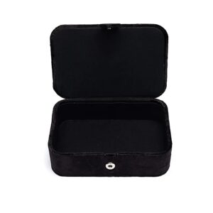 Découvrez ce coffret en velours, parfait pour explorer votre avenir grâce aux arts divinatoires et à la cartomancie. Idéal pour tirer les cartes, réaliser des tirages de cartes, un tirage en croix ou un tirage du tarot, il protège vos jeux de cartes, jeu de tarot, jeux divinatoires, Lenormand, Oracle de Belline et Oracle des anges. Que ce soit pour pratiquer le tarot divinatoire, le tarot amour, consulter un médium, une voyante, un tarologue ou pour un tirage gratuit et prédire l’avenir, chaque arcane et chaque carte des majeures comme le Bateleur apportent des prédictions claires et des interprétations sentimentales. Parfait pour accompagner vos rituels d’ésotérisme, d’astrologie ou d’horoscope, et pour travailler avec vos anges-gardiens et vos cristaux, ce coffret allie pratique, symbolisme et élégance pour tous les passionnés de tarots et oracles.