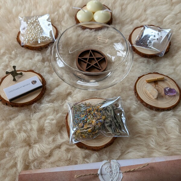 🌙✨ Rituel Sabbat Imbolc – Célébration de la Lumière Croissante ✨🌙 Plongez dans la magie blanche et la sorcellerie ancestrale à travers un rituel sacré dédié à Imbolc, le Sabbat du renouveau et de la purification. Ce moment précieux marque le retour de la lumière, l’éveil de la vie sous la terre et la promesse des premiers bourgeons du printemps. Inspiré de la voie Wiccane et de la Roue de l’Année, ce rituel vous invite à honorer la Déesse Brigid, gardienne du feu sacré, de la créativité et de la guérison, tout en travaillant avec les éléments – terre, eau, feu, air et éther – pour purifier votre espace et harmoniser vos énergies. À travers des gestes rituels, des incantations et la manipulation de pierres et cristaux comme l’améthyste et le cristal de roche, vous pourrez poser vos intentions sur un parchemin sacré, semer vos graines comme symbole de vos projets à venir, et canaliser la lumière sacrée dans votre autel. Les bougies flottantes, les herbes sacrées et les perles nacrées enrichissent la pratique en apportant clarté, protection et énergie bienveillante. Ce rituel de sorcellerie douce est conçu pour vous aider à : Rallumer votre flamme intérieure et stimuler l’inspiration créative Purifier et bénir votre espace sacré avec les herbes et la fumigation Travailler avec les symboles de Brigid et le pentagramme pour l’équilibre et l’ancrage Harmoniser votre énergie avec les cycles naturels et la lumière croissante Célébrer Imbolc, c’est entrer en connexion avec la nature, la Roue de l’Année et la spiritualité païenne, tout en invitant l’espoir, la clarté et la protection dans votre vie. Ce rituel vous offre un instant sacré, où la magie blanche devient un outil de transformation intérieure, et où chaque geste nourrit votre renaissance et votre épanouissement personnel. 🌱✨ Offrez-vous ce rituel et laissez vos intentions fleurir avec la lumière d’Imbolc.