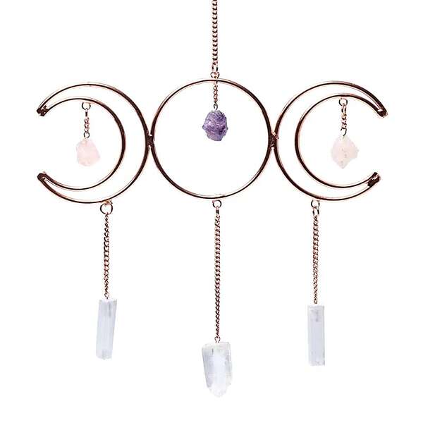 Suspension décorative Triple Lune en cuivre avec améthyste, quartz rose et cristal de roche formant le triangle d’or